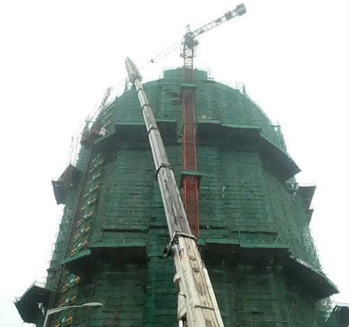 建水吊车在工地上作业
